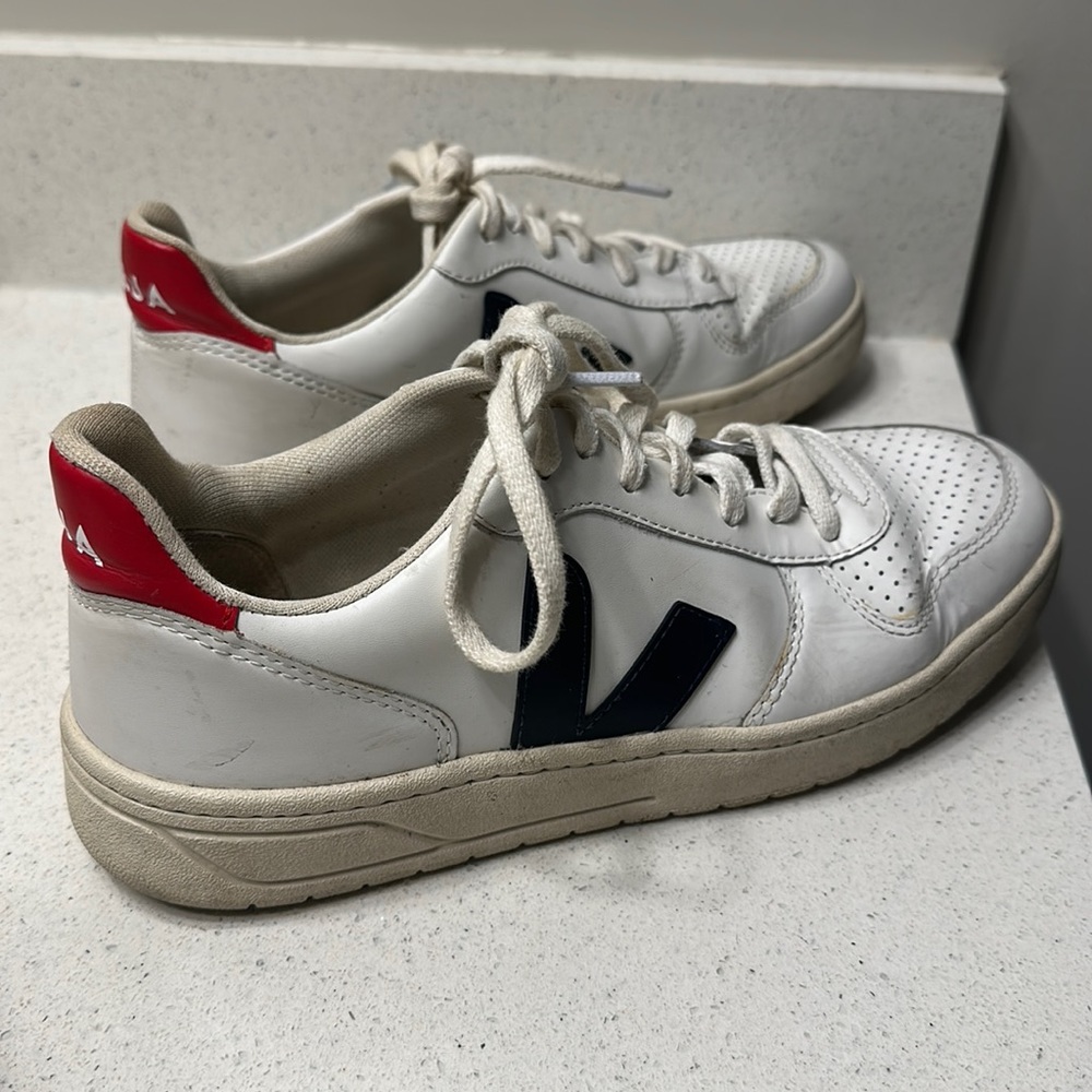 VEJA WOMEN’s V-10 LEATHER WHITE SNEAKER